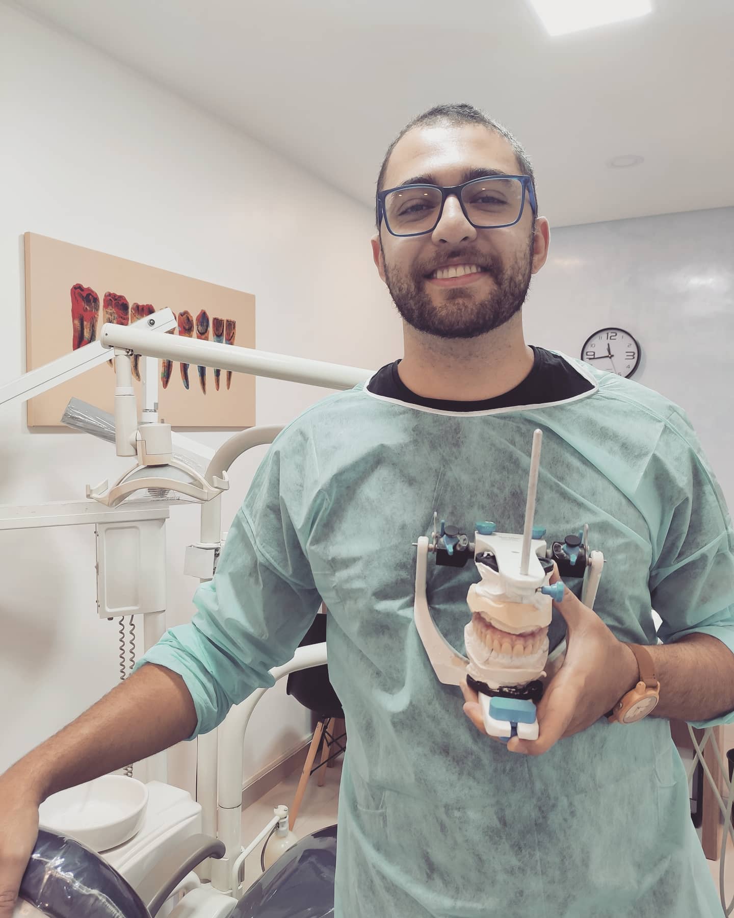 Dr. Renan Araújo, especialista em implantodontia e reabilitação oral
