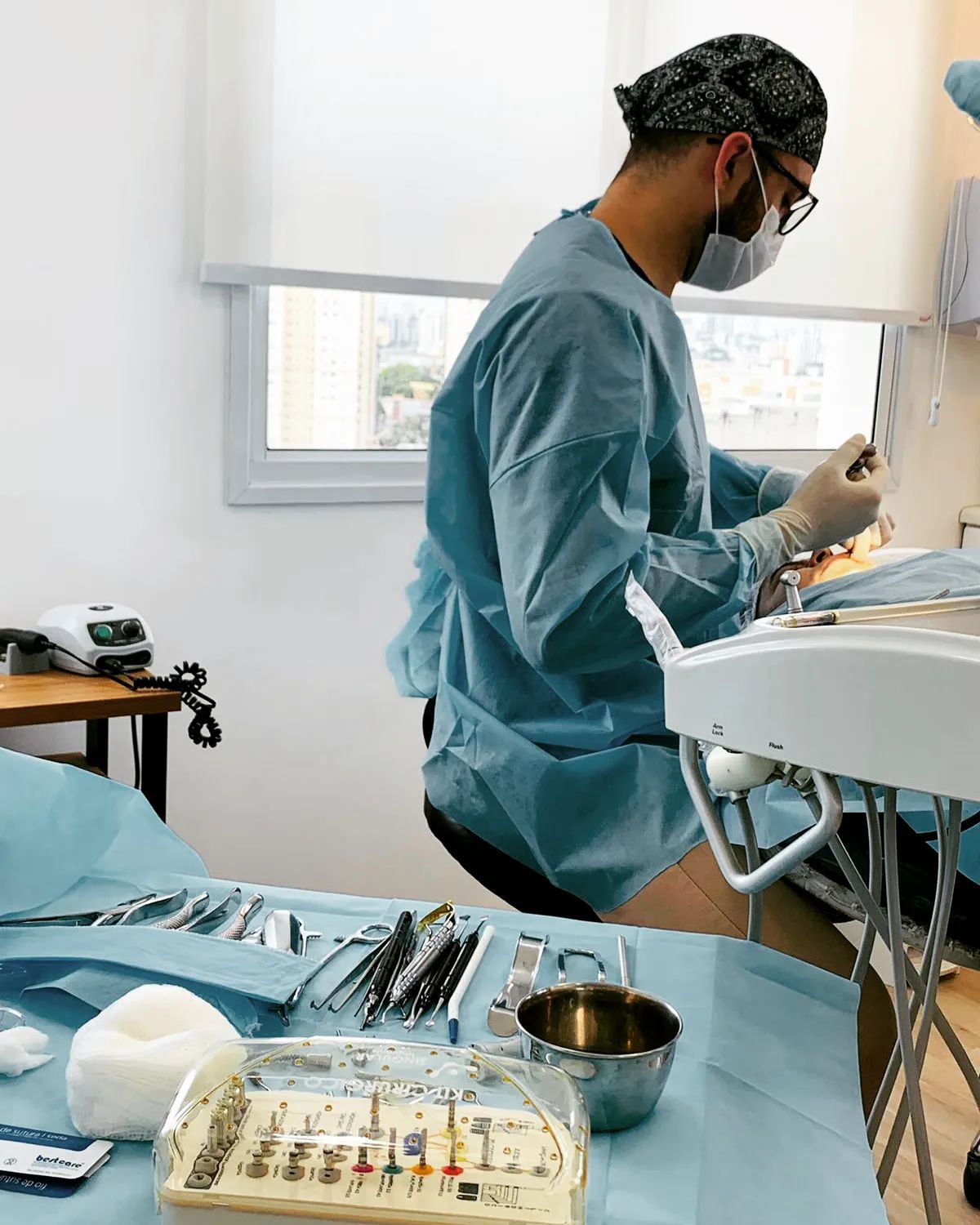 Dr. Renan Araújo em sua clínica em São Paulo